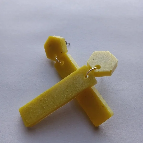Yellow resin earrings - Picture 4 of 4